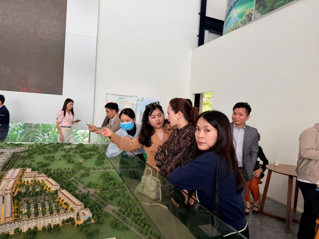 Bảng hàng & giá bán The Flame Vine